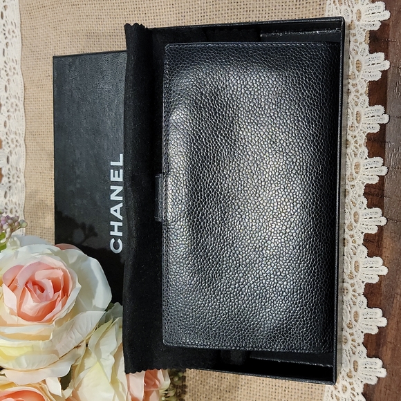 🎉SOLD🎉 Excellent condition and Authentic  CHANEL bifold kisslock wallet - Picture 2 of 13